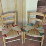 Chaises d'enfants , chinées, décapées, cirées, et adoptées.