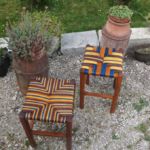 Même couleurs, techniques différentes. Ces deux tabouret peuvent se séparer