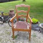 Fauteuil prune avec une touche de gris et naturel, qui a trouvé un propriétaire Fauteuil prune