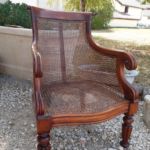 Dossier chevillé, le bas du dossier est traversé