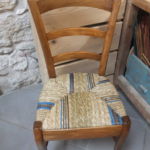 quatre, chaises différentes avec les mêmes couleurs