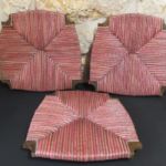 Bordeaux et doré, très raffiné. assise bordeaux doré en alternance
