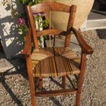 . Chaise haute polychrome Chaise haute polychrome