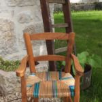 Cadeau des 1 ans d'un p'tit mec. chaise polychrome bleue